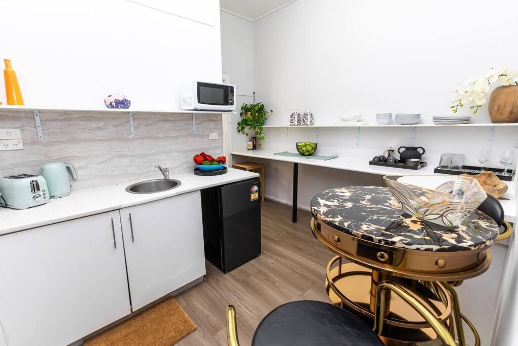 Location & Budget - Great Affordable Bondi Apartment *